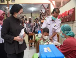 Ketua DPR RI Dr.(H.C) Puan Maharani Didampingi Gibran, Tinjau Vaksinasi Anak SD